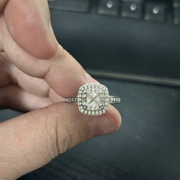 White sapphire ring - Picture 1 of 3
